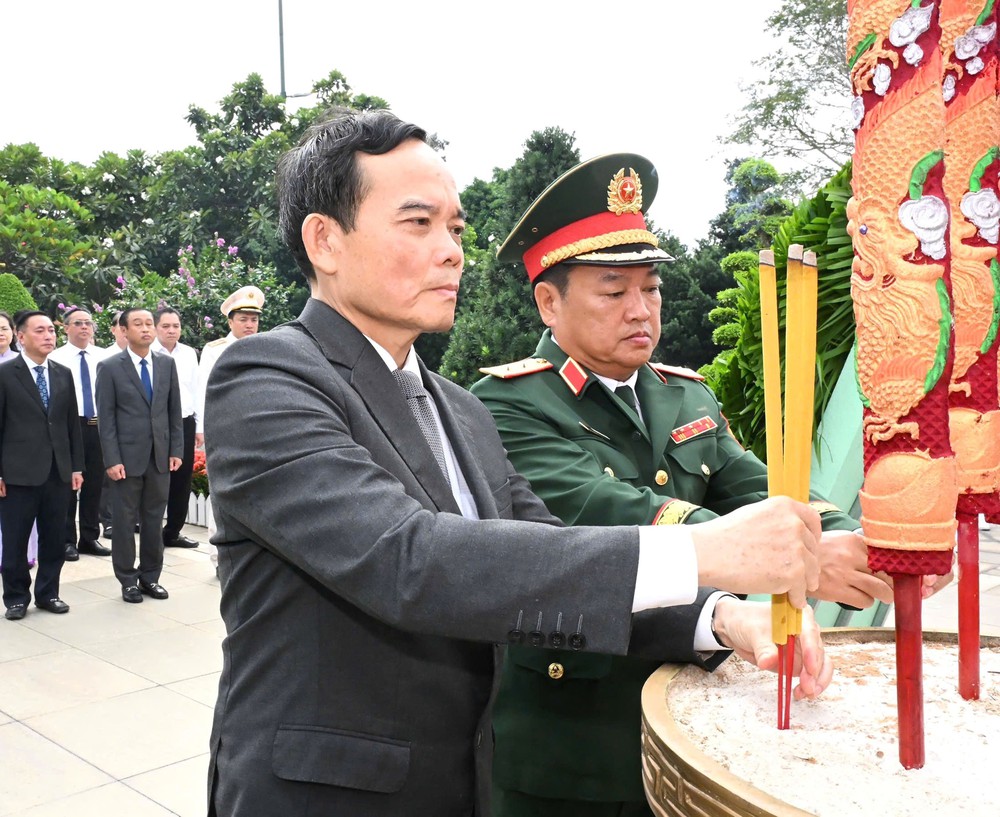 Tưởng nhớ các Anh hùng liệt sĩ, đồng bào đã hy sinh vì Tổ quốc - Ảnh 1. Tưởng nhớ các Anh hùng liệt sĩ, đồng bào đã hy sinh vì Tổ quốc - Ảnh 1.