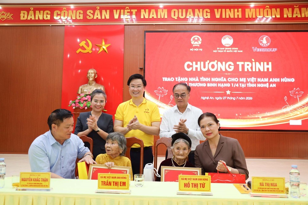 Trao nhà tình nghĩa tặng Mẹ Việt Nam Anh hùng và thương, bệnh binh tại Nghệ An - Ảnh 2.