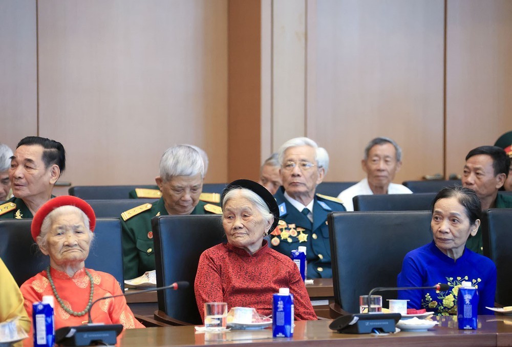 Phó Chủ tịch Quốc hội Nguyễn Thị Thanh gặp mặt Đoàn đại biểu người có công với cách mạng tiêu biểu - Ảnh 3. Phó Chủ tịch Quốc hội Nguyễn Thị Thanh gặp mặt Đoàn đại biểu người có công với cách mạng tiêu biểu - Ảnh 3.