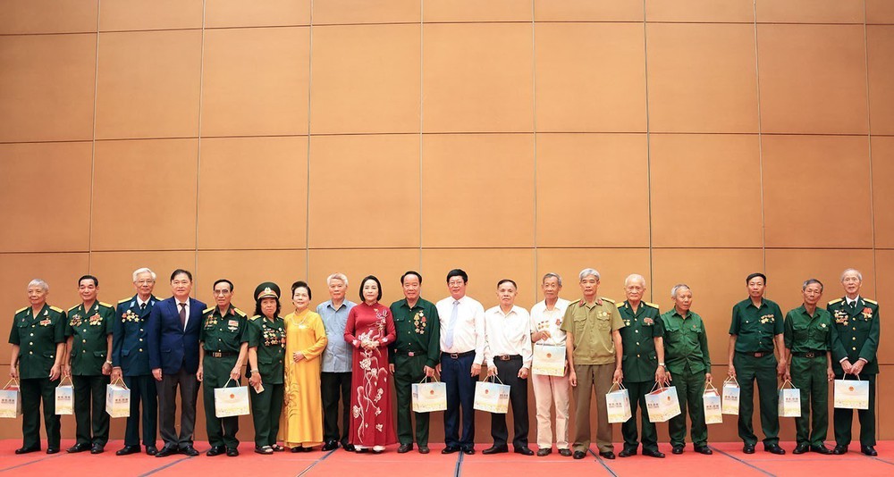 Phó Chủ tịch Quốc hội Nguyễn Thị Thanh gặp mặt Đoàn đại biểu người có công với cách mạng tiêu biểu - Ảnh 7. Phó Chủ tịch Quốc hội Nguyễn Thị Thanh gặp mặt Đoàn đại biểu người có công với cách mạng tiêu biểu - Ảnh 7.