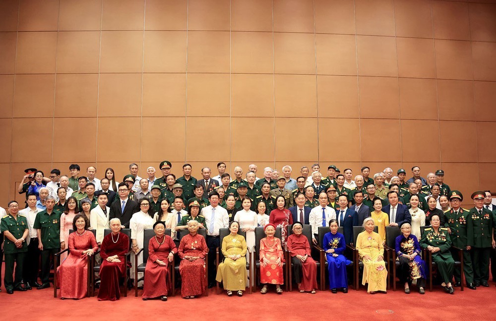 Phó Chủ tịch Quốc hội Nguyễn Thị Thanh gặp mặt Đoàn đại biểu người có công với cách mạng tiêu biểu - Ảnh 6. Phó Chủ tịch Quốc hội Nguyễn Thị Thanh gặp mặt Đoàn đại biểu người có công với cách mạng tiêu biểu - Ảnh 6.