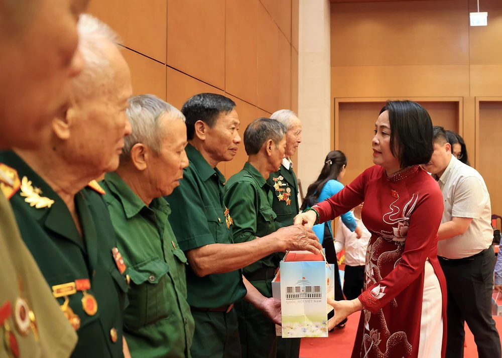 Phó Chủ tịch Quốc hội Nguyễn Thị Thanh gặp mặt Đoàn đại biểu người có công với cách mạng tiêu biểu - Ảnh 8. Phó Chủ tịch Quốc hội Nguyễn Thị Thanh gặp mặt Đoàn đại biểu người có công với cách mạng tiêu biểu - Ảnh 8.