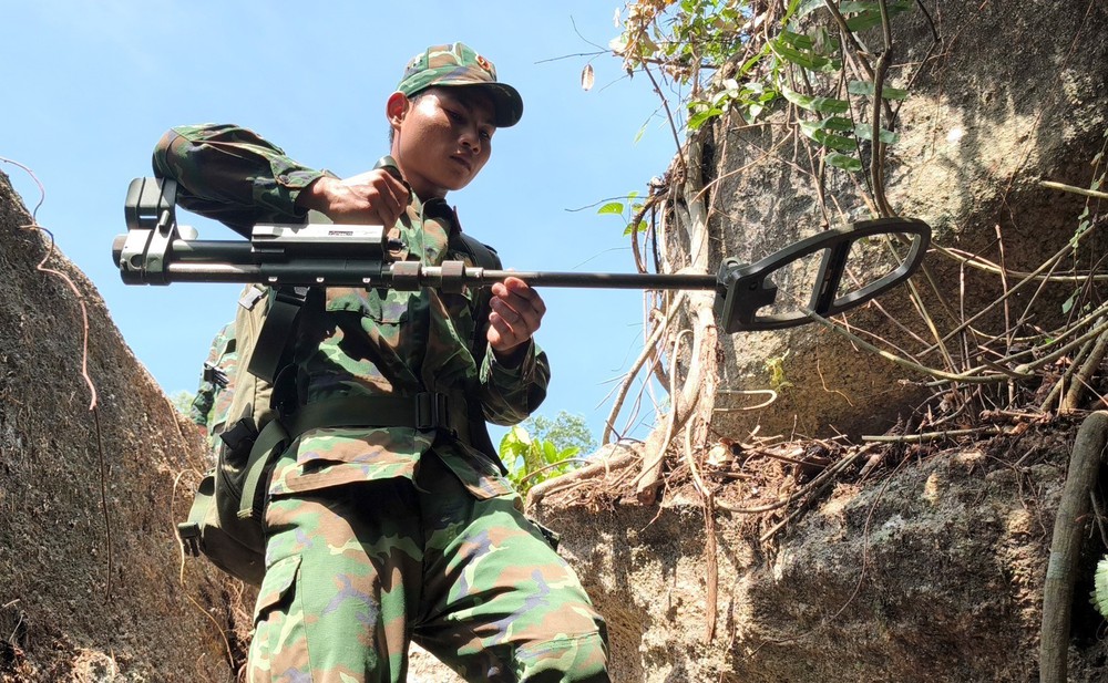Những nén nhang sưởi ấm hang đá, nơi các liệt sỹ hòa vào Tổ quốc - Ảnh 4. Những nén nhang sưởi ấm hang đá, nơi các liệt sỹ hòa vào Tổ quốc - Ảnh 4.