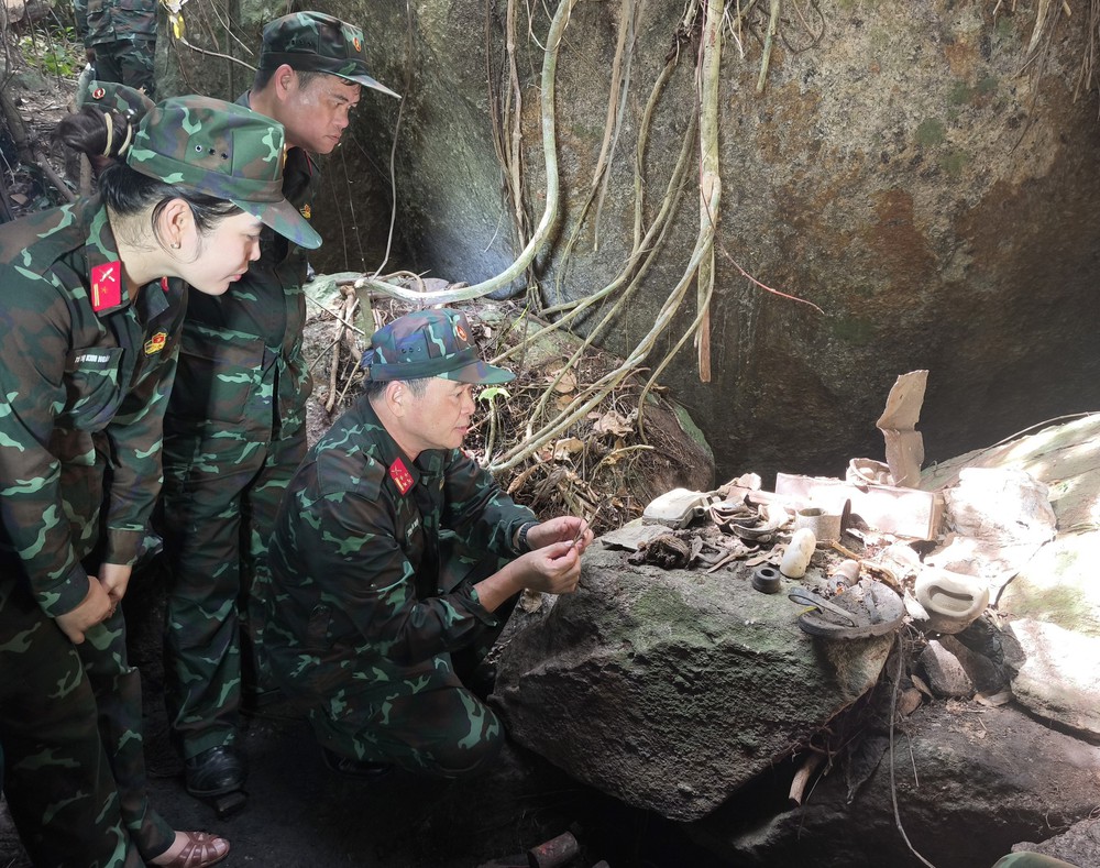 Những nén nhang sưởi ấm hang đá, nơi các liệt sỹ hòa vào Tổ quốc - Ảnh 1. Những nén nhang sưởi ấm hang đá, nơi các liệt sỹ hòa vào Tổ quốc - Ảnh 1.