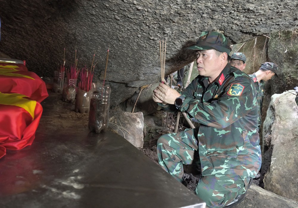 Những nén nhang sưởi ấm hang đá, nơi các liệt sỹ hòa vào Tổ quốc - Ảnh 2. Những nén nhang sưởi ấm hang đá, nơi các liệt sỹ hòa vào Tổ quốc - Ảnh 2.