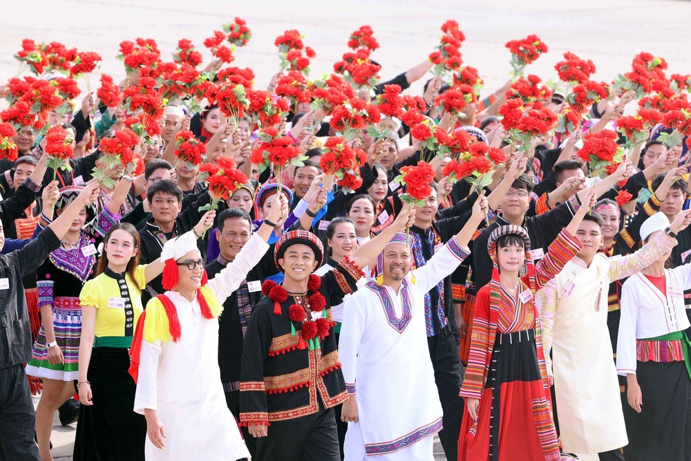Chuẩn mực con người Việt Nam trong kỷ nguyên mới (Kỳ 1): Bước phát triển mới trong tư duy xây dựng con người - Ảnh 1.