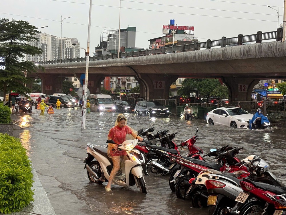 Hà Nội: Mưa lớn gây ngập úng tại một số khu vực, giao thông khó khăn - Ảnh 1.