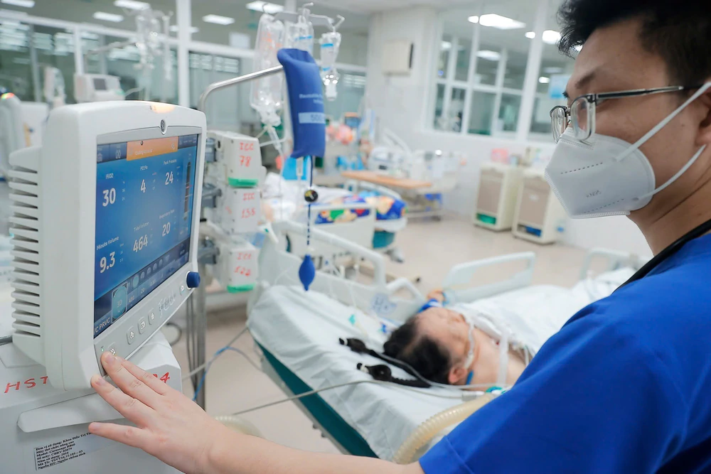Bảo vệ nhóm nguy cơ cao trước diễn biến của COVID-19 và cúm mùa - Ảnh 2.