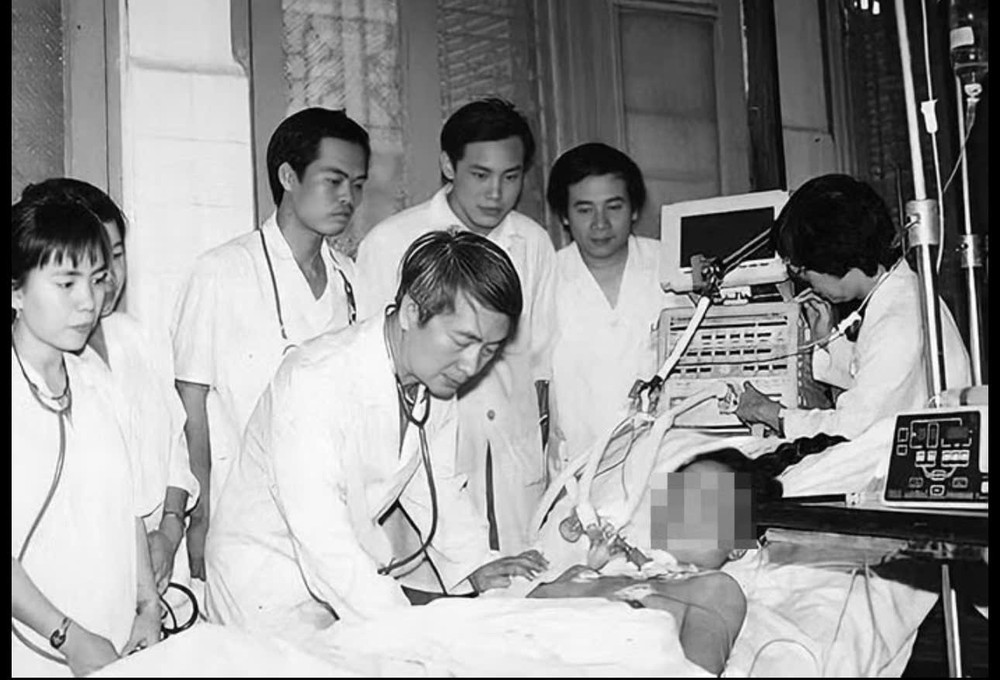 Giáo sư Vũ Văn Đính - Cha đẻ ngành hồi sức cấp cứu Việt Nam và câu chuyện "nuôi rắn cứu người" - Ảnh 1. Giáo sư Vũ Văn Đính - Cha đẻ ngành hồi sức cấp cứu Việt Nam và câu chuyện "nuôi rắn cứu người" - Ảnh 1.