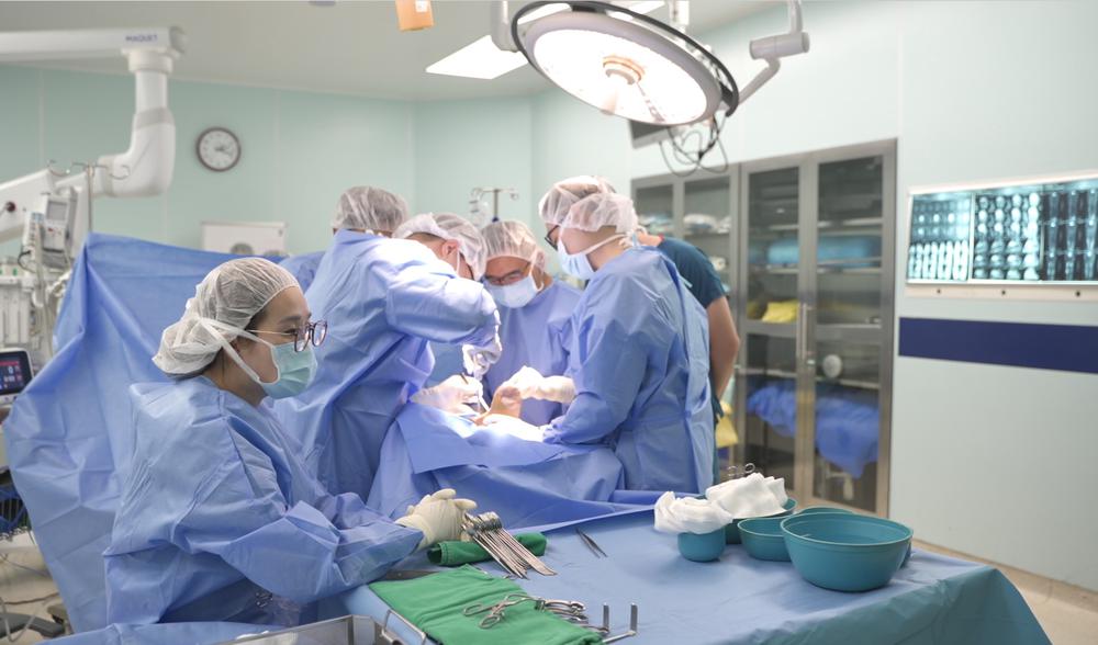 Vinmec "hồi sinh" đôi chân cho chàng trai 23 tuổi nhờ xương sên in 3D độc bản - Ảnh 2. Vinmec "hồi sinh" đôi chân cho chàng trai 23 tuổi nhờ xương sên in 3D độc bản - Ảnh 2.