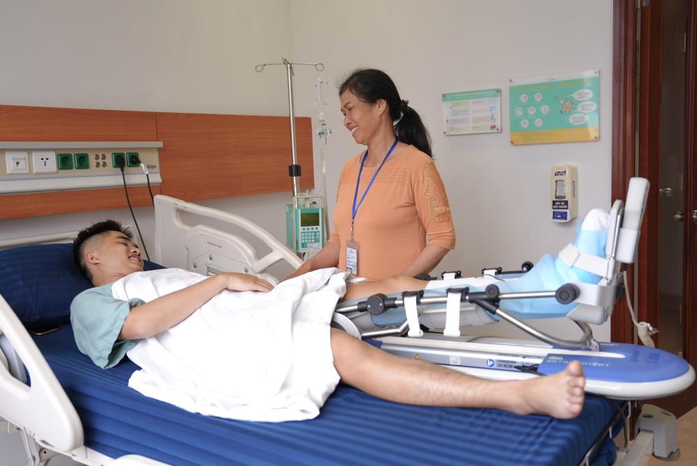 Vinmec "hồi sinh" đôi chân cho chàng trai 23 tuổi nhờ xương sên in 3D độc bản - Ảnh 4. Vinmec "hồi sinh" đôi chân cho chàng trai 23 tuổi nhờ xương sên in 3D độc bản - Ảnh 4.
