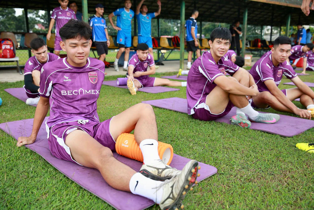 Bùi Vĩ Hào chấn thương nặng, HLV Gerard Albadalejo chọn Hà Đức Chinh - Ảnh 1.