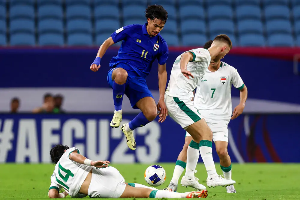 Erawan Garnier (âo xanh số 11), tài năng trẻ mang hai dòng máu Pháp – Thái Lan, vừa chính thức chia tay RC Lens để gia nhập SC Bastia, đội bóng đang thi đấu tại giải hạng Ba Pháp. Ảnh: AFP/TTXVN