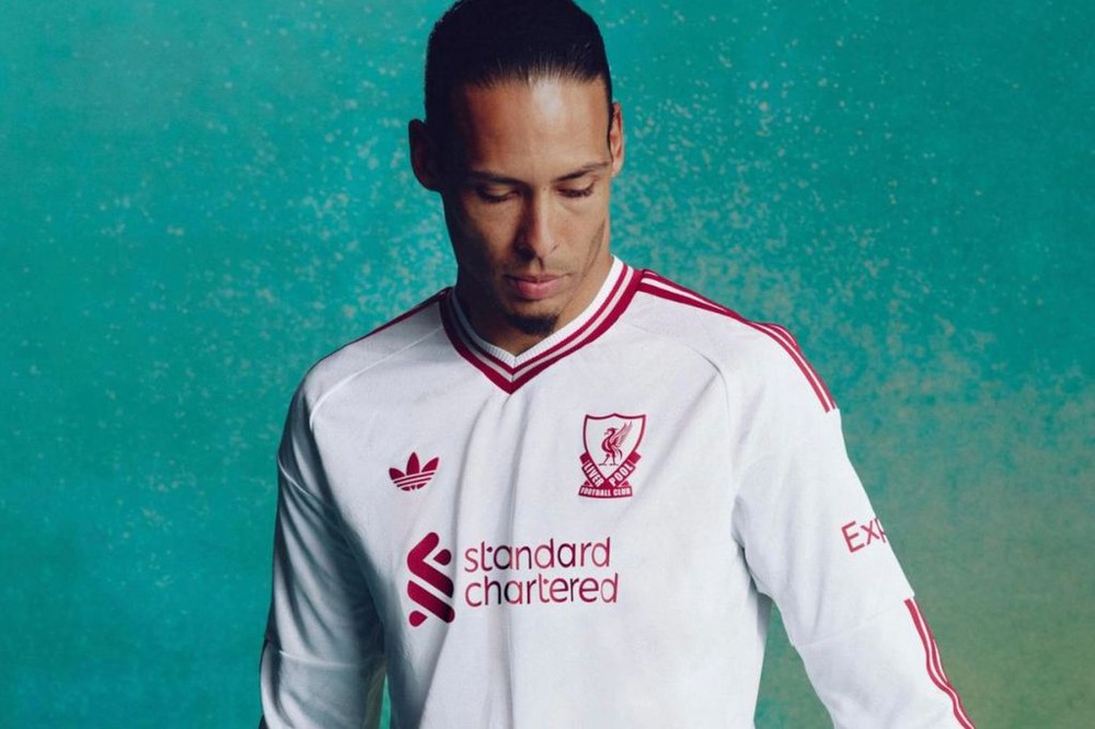 Liverpool ra mắt áo sân khách mới, tòa nhà biểu tượng của New York rực đỏ để chào mừng - Ảnh 1.