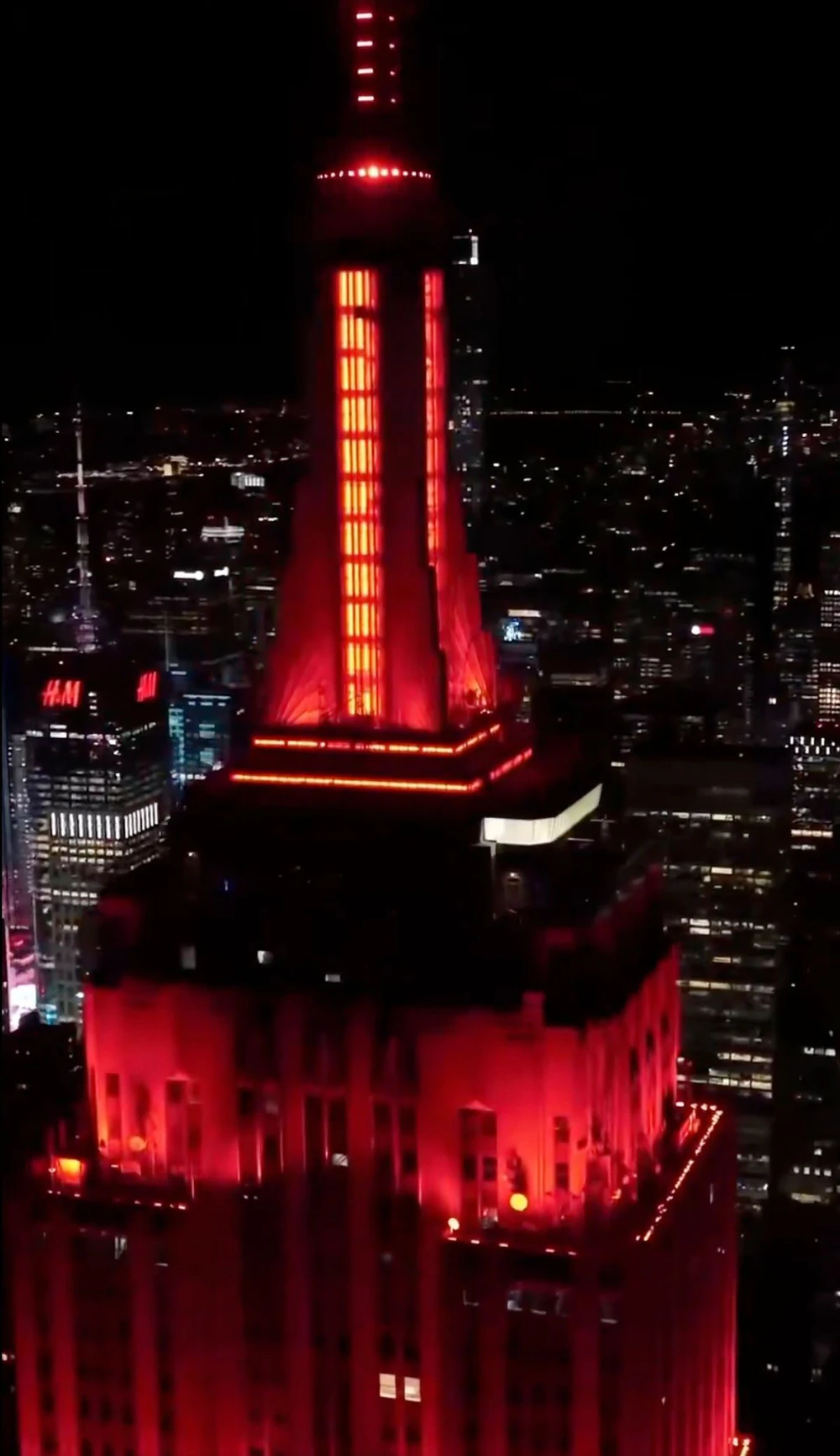 Liverpool ra mắt áo sân khách mới, tòa nhà biểu tượng của New York rực đỏ để chào mừng - Ảnh 3.