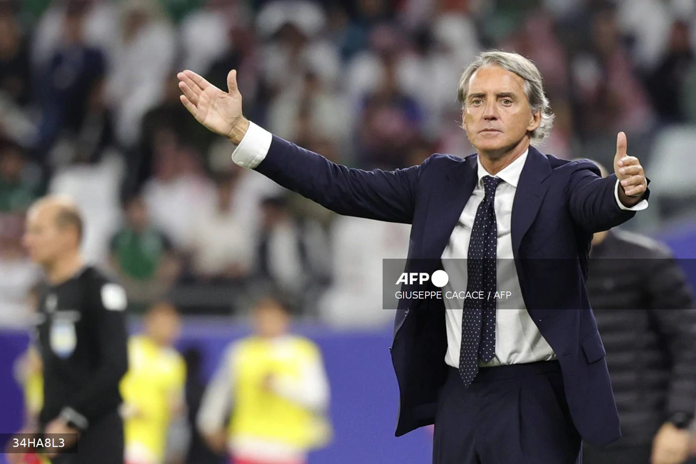 Bóng đá Italy chính thức mở ra một chương mới khi Roberto Mancini được bổ nhiệm trở lại vị trí HLV trưởng đội tuyển quốc gia. Azzurri sẽ chơi thế nào trong nhiệm kỳ 2 của Mancini? Ảnh: AFP/TTXVN Bóng đá Italy chính thức mở ra một chương mới khi Roberto Mancini được bổ nhiệm trở lại vị trí HLV trưởng đội tuyển quốc gia. Azzurri sẽ chơi thế nào trong nhiệm kỳ 2 của Mancini? Ảnh: AFP/TTXVN