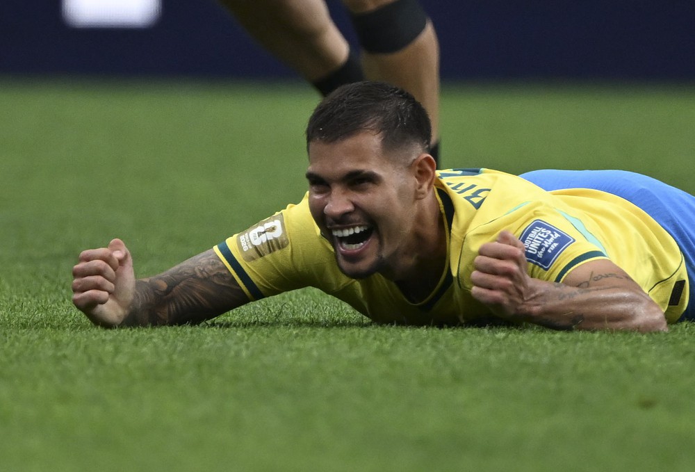 Bruno Guimaraes có gì đặc biệt để Arsenal chấp nhận chi 75 triệu bảng? - Ảnh 2. Bruno Guimaraes có gì đặc biệt để Arsenal chấp nhận chi 75 triệu bảng? - Ảnh 2.