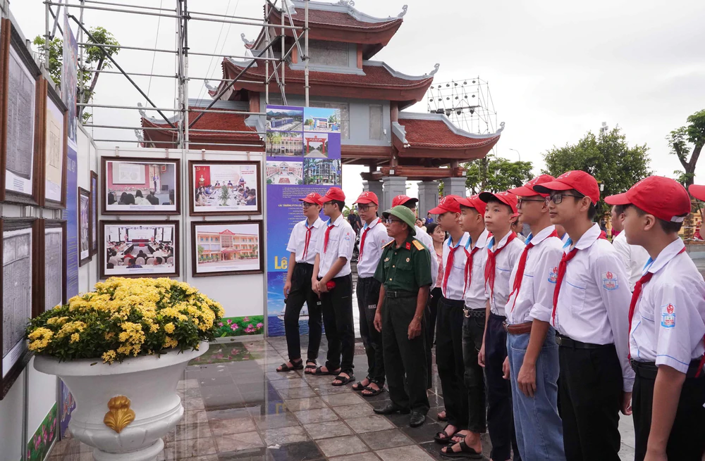Khai mạc Triển lãm "Di sản của Danh nhân văn hóa Lê Quý Đôn" - Ảnh 5.