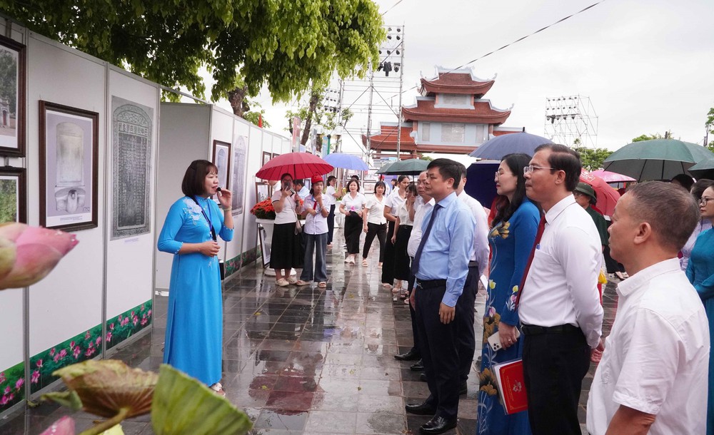 Khai mạc Triển lãm "Di sản của Danh nhân văn hóa Lê Quý Đôn" - Ảnh 3.