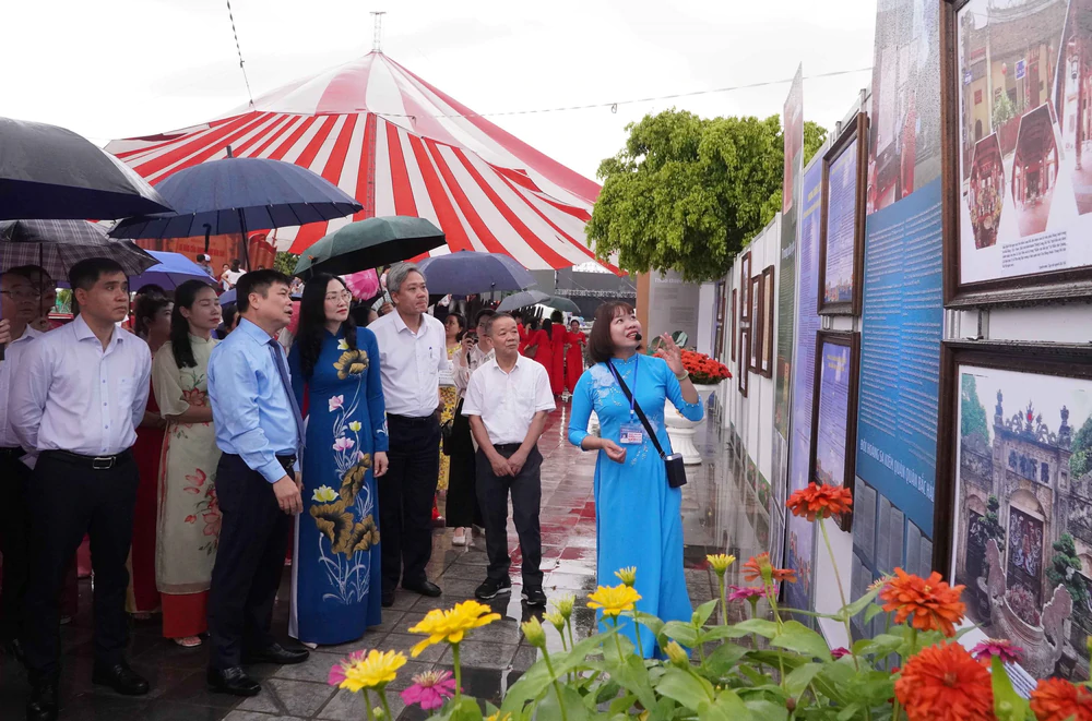 Khai mạc Triển lãm "Di sản của Danh nhân văn hóa Lê Quý Đôn" - Ảnh 4.