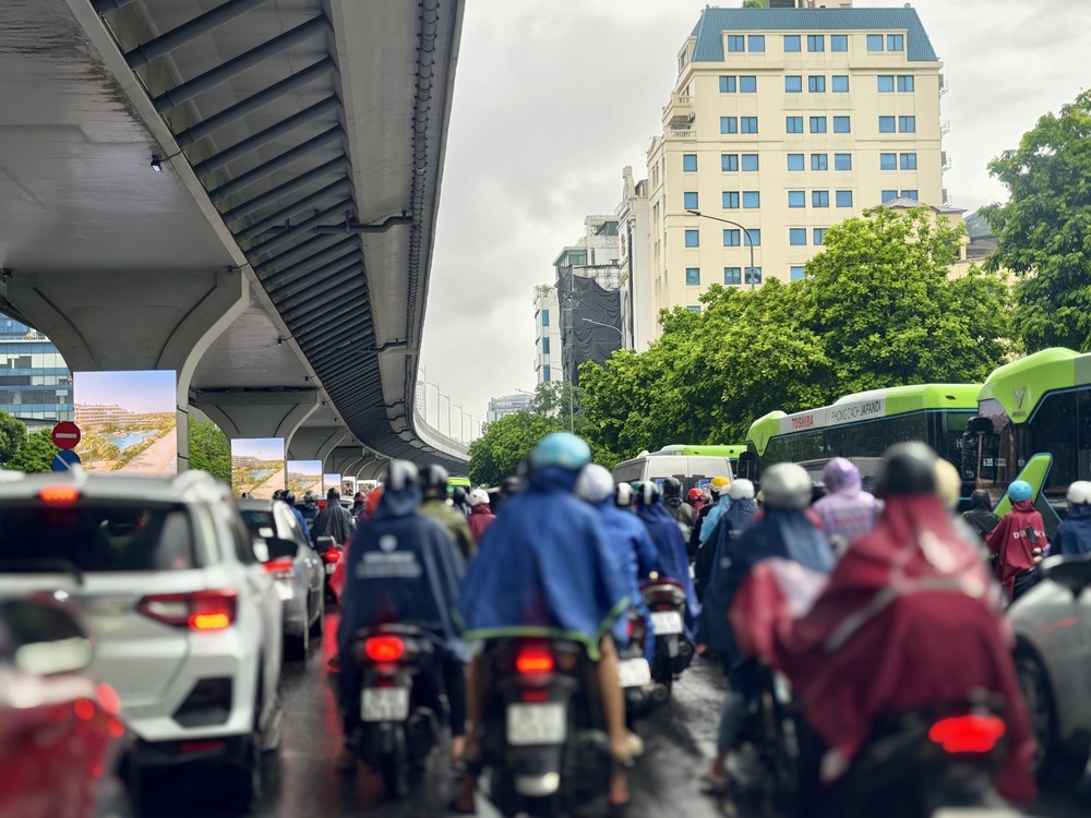 Mưa lớn đúng giờ cao điểm, nhiều tuyến đường Hà Nội ùn tắc kéo dài  - Ảnh 1.