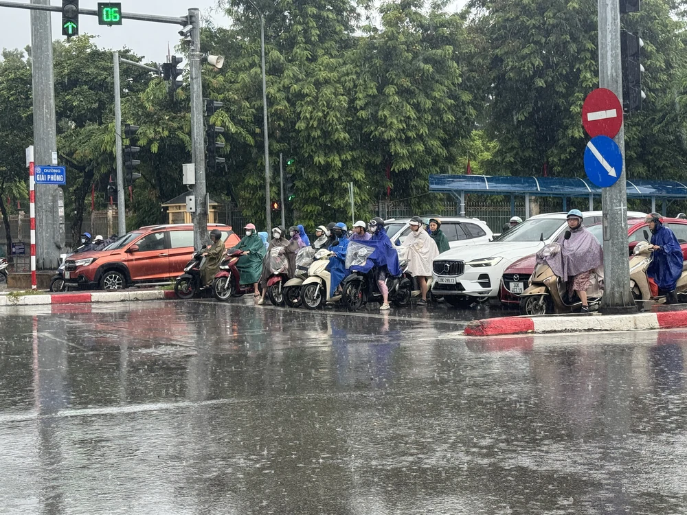 Mưa lớn đúng giờ cao điểm, nhiều tuyến đường Hà Nội ùn tắc kéo dài  - Ảnh 5.