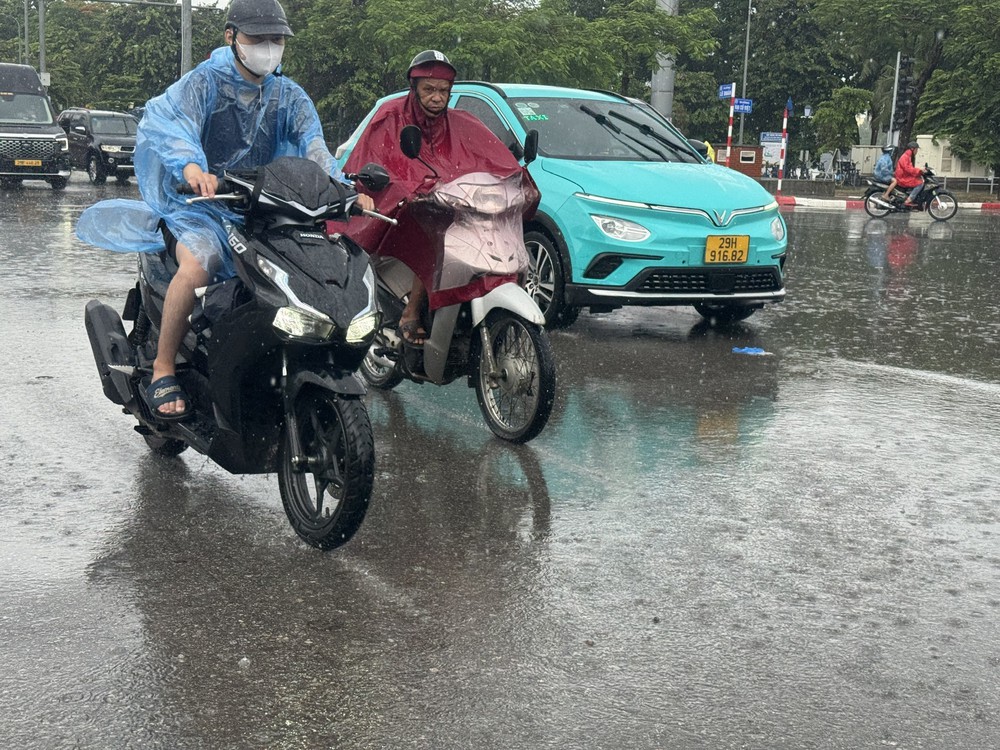 Mưa lớn đúng giờ cao điểm, nhiều tuyến đường Hà Nội ùn tắc kéo dài  - Ảnh 7.