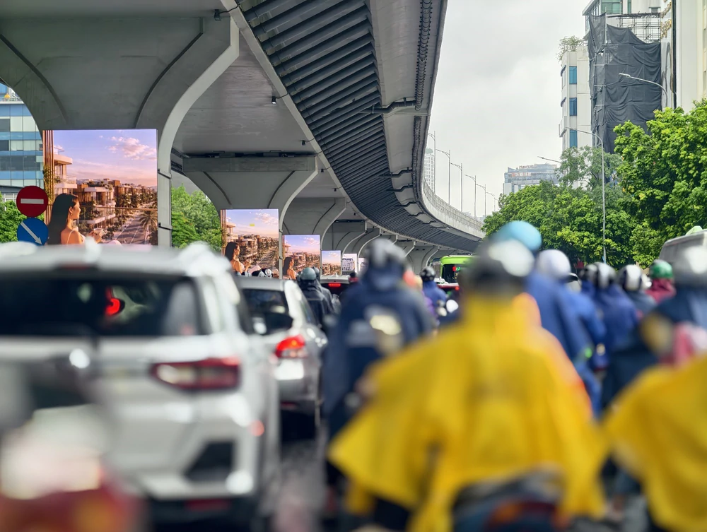 Mưa lớn đúng giờ cao điểm, nhiều tuyến đường Hà Nội ùn tắc kéo dài  - Ảnh 2.