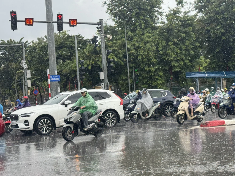 Mưa lớn đúng giờ cao điểm, nhiều tuyến đường Hà Nội ùn tắc kéo dài  - Ảnh 8.