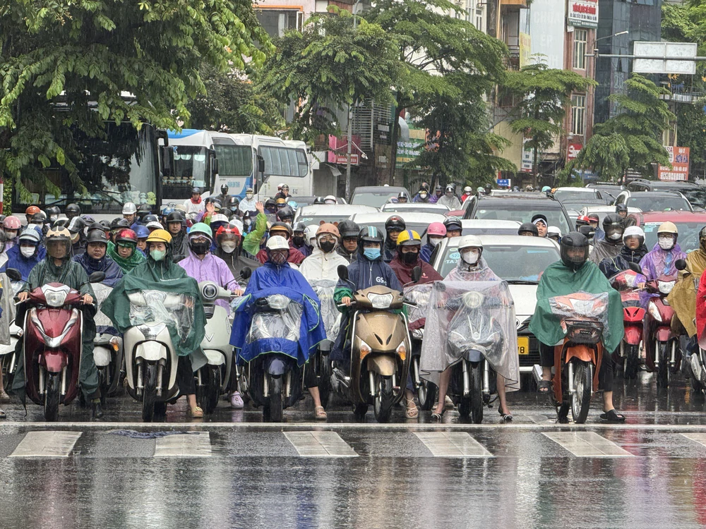 Mưa lớn đúng giờ cao điểm, nhiều tuyến đường Hà Nội ùn tắc kéo dài  - Ảnh 4.
