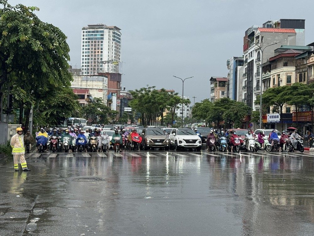 Mưa lớn đúng giờ cao điểm, nhiều tuyến đường Hà Nội ùn tắc kéo dài  - Ảnh 3.