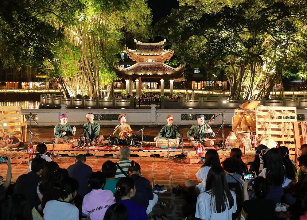 "Vọng phách kinh kỳ" đưa nghệ thuật hát Xẩm đến gần hơn với giới trẻ - Ảnh 3. "Vọng phách kinh kỳ" đưa nghệ thuật hát Xẩm đến gần hơn với giới trẻ - Ảnh 3.