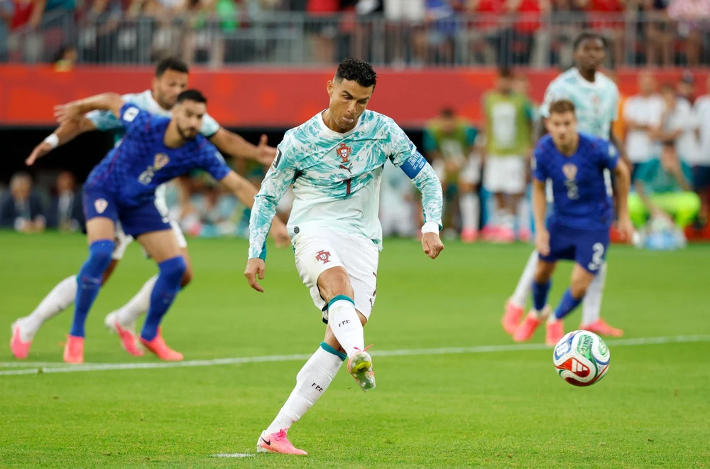 Ronaldo đã nói gì trước khi đá thành công quả 11m vào lưới ĐT Croatia? - Ảnh 2. Ronaldo đã nói gì trước khi đá thành công quả 11m vào lưới ĐT Croatia? - Ảnh 2.