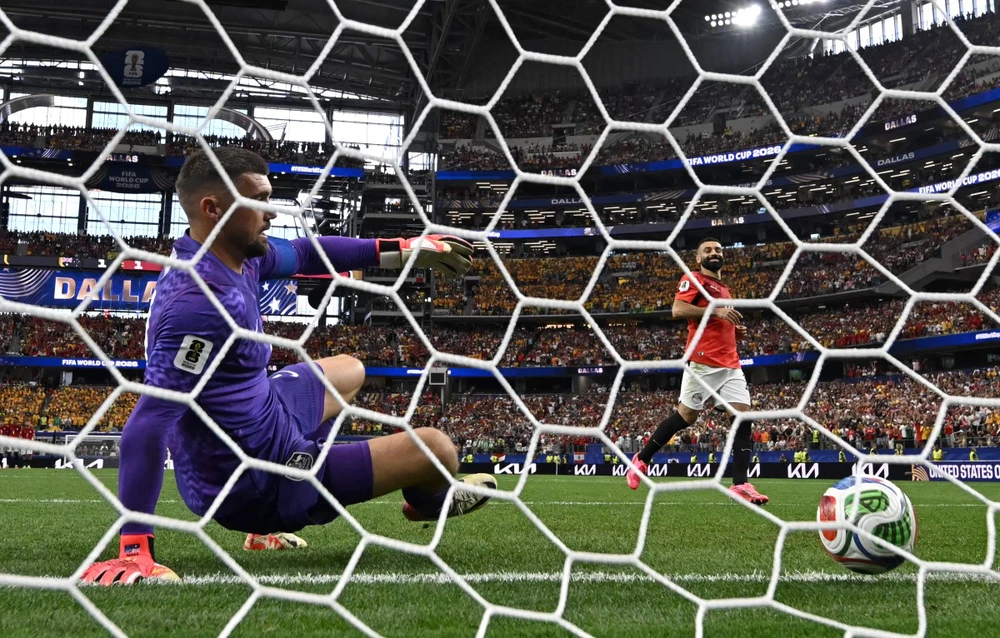 'Vũ khí bí mật' của Ai Cập: Cho cả đội xem Mbappe đá luân lưu trước giờ đấu Úc - Ảnh 2. 'Vũ khí bí mật' của Ai Cập: Cho cả đội xem Mbappe đá luân lưu trước giờ đấu Úc - Ảnh 2.