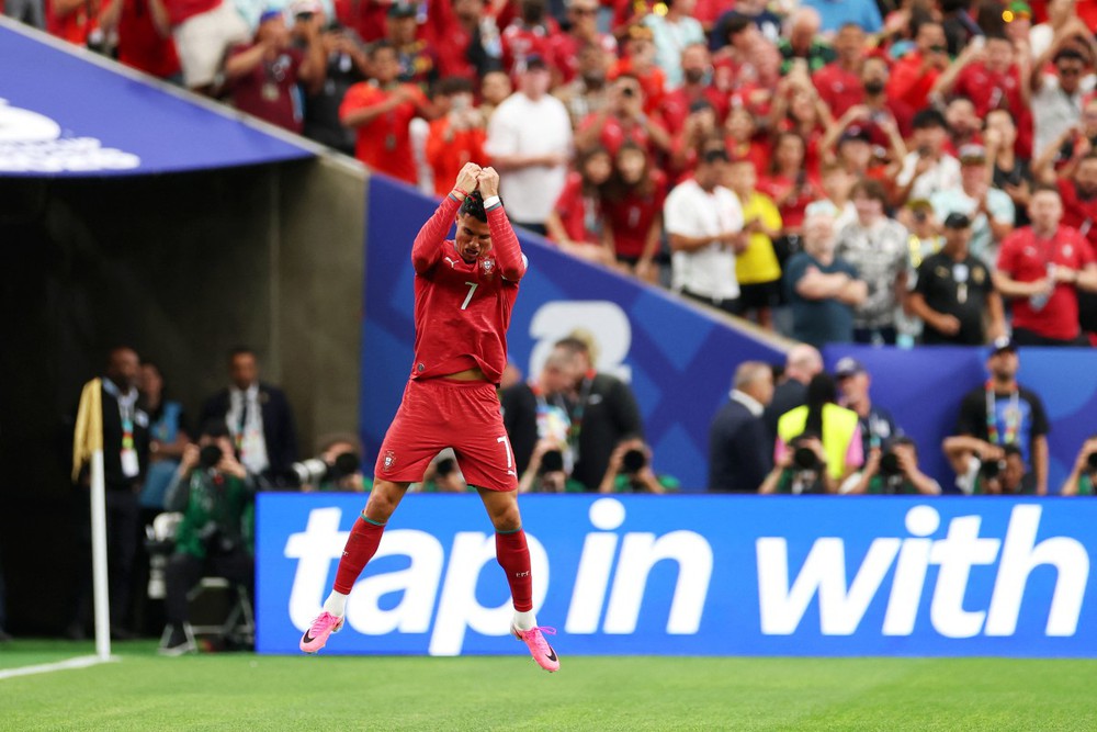 Cà phê World Cup: Hàng triệu đứa trẻ Việt Nam “Siu” cùng Ronaldo? - Ảnh 1. Cà phê World Cup: Hàng triệu đứa trẻ Việt Nam “Siu” cùng Ronaldo? - Ảnh 1.