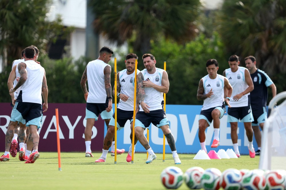 Tuyển Argentina có nhiều thuận lợi để bảo vệ ngôi vô địch World Cup. Ảnh: AFP/TTXVN Tuyển Argentina có nhiều thuận lợi để bảo vệ ngôi vô địch World Cup. Ảnh: AFP/TTXVN