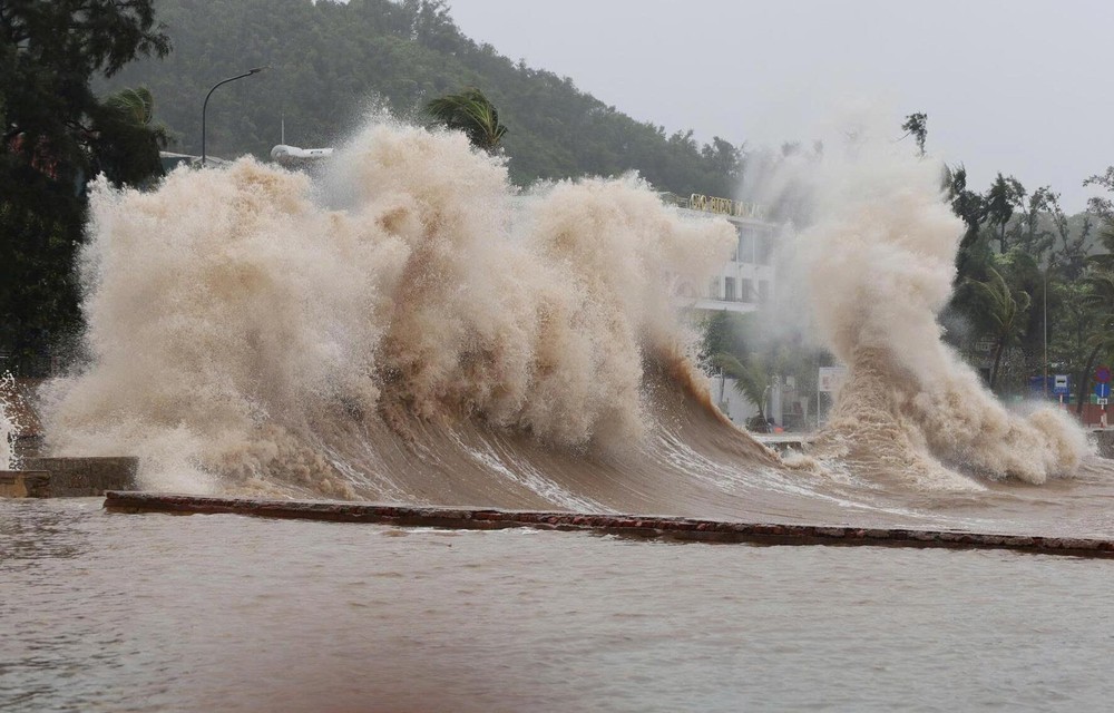 Bão số 1 di chuyển nhanh hơn, đề phòng dông, lốc, gió giật mạnh trước và trong khi bão đổ bộ - Ảnh 2. Bão số 1 di chuyển nhanh hơn, đề phòng dông, lốc, gió giật mạnh trước và trong khi bão đổ bộ - Ảnh 2.