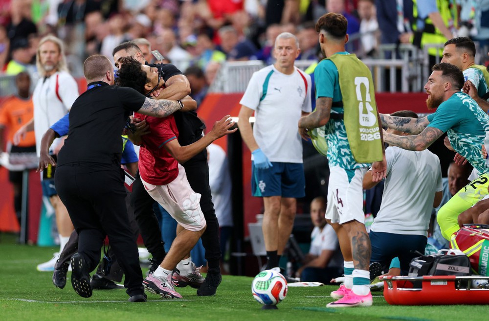 World Cup 2026: Fan cuồng Ronaldo lao xuống áp sát thần tượng và cái kết - Ảnh 1. World Cup 2026