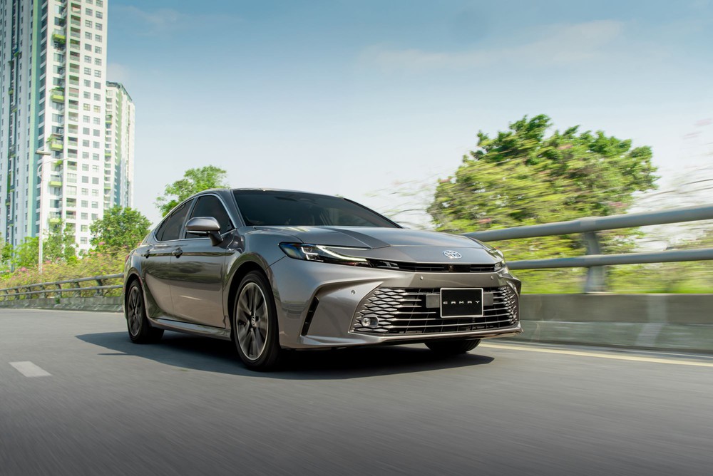 Xe hybrid hút hàng, Toyota Việt Nam giảm thêm 140 triệu cho Camry hybrid Premium - Ảnh 1. Xe hybrid hút hàng, Toyota Việt Nam giảm thêm 140 triệu cho Camry hybrid Premium - Ảnh 1.