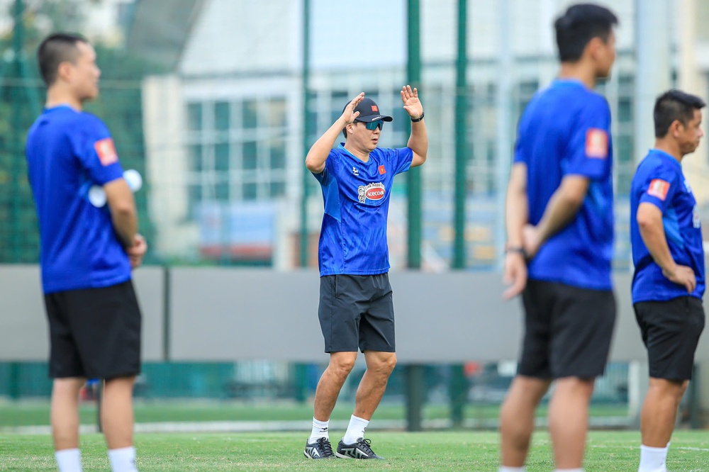 HLV Kim Sang Sik tìm lời giải cho mục tiêu lớn ASEAN Cup - Ảnh 1. HLV Kim Sang Sik tìm lời giải cho mục tiêu lớn ASEAN Cup - Ảnh 1.