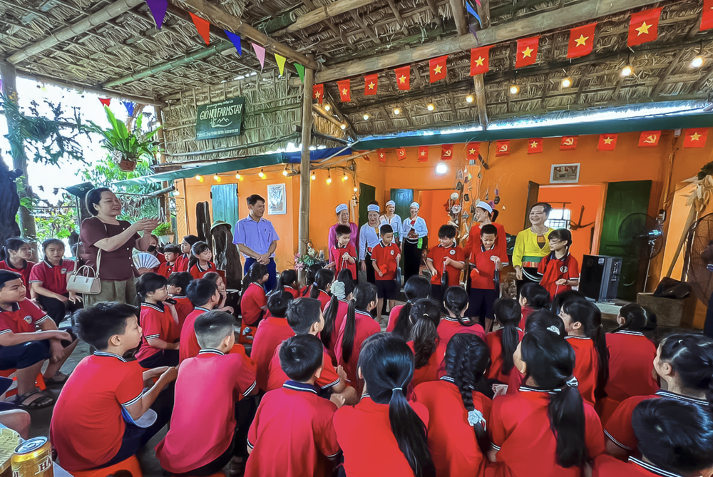 Muốn giữ văn hóa Mường, trước hết phải còn người sống cùng - Ảnh 1. Muốn giữ văn hóa Mường, trước hết phải còn người sống cùng - Ảnh 1.