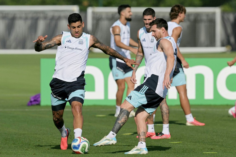 Messi cười khoái chí khi đồng đội bị tịch thu đồ ở sân bay - Ảnh 2.