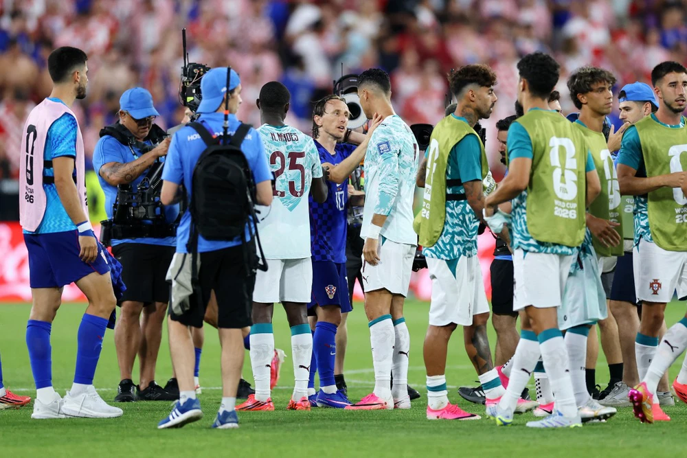 "Kết thúc của một kỷ nguyên": Khoảnh khắc Ronaldo ôm Modric khiến hàng triệu CĐV nghẹn ngào - Ảnh 1. "Kết thúc của một kỷ nguyên": Khoảnh khắc Ronaldo ôm Modric khiến hàng triệu CĐV nghẹn ngào - Ảnh 1.