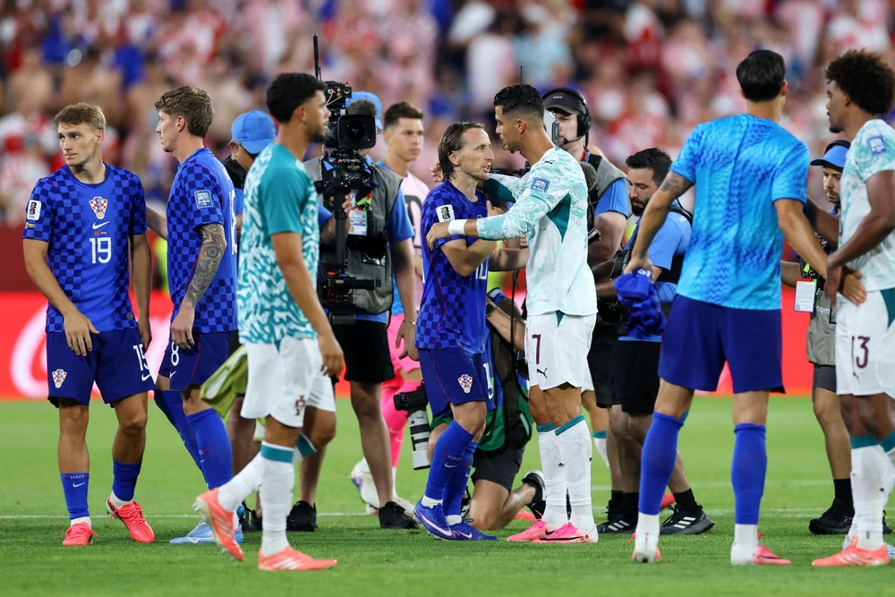 "Kết thúc của một kỷ nguyên": Khoảnh khắc Ronaldo ôm Modric khiến hàng triệu CĐV nghẹn ngào - Ảnh 2. "Kết thúc của một kỷ nguyên": Khoảnh khắc Ronaldo ôm Modric khiến hàng triệu CĐV nghẹn ngào - Ảnh 2.