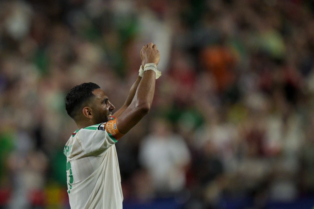 Đội trưởng Riyad Mahrez chính thức nói lời chia tay đội tuyển Algeria ngay sau thất bại 0-2 trước Thụy Sĩ ở vòng 1/16 World Cup 2026, khép lại hành trình 12 năm trong màu áo đội tuyển quốc gia. Ảnh: AFP/TTXVN