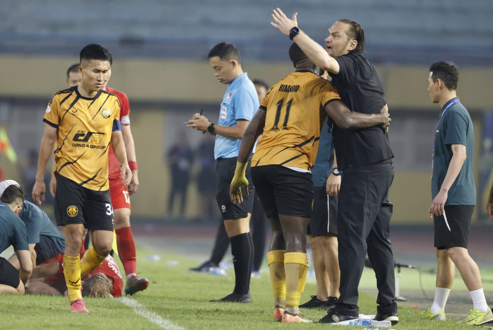 V-League rục rịch “mua quân, sắm tướng” - Ảnh 1. V-League rục rịch “mua quân, sắm tướng” - Ảnh 1.