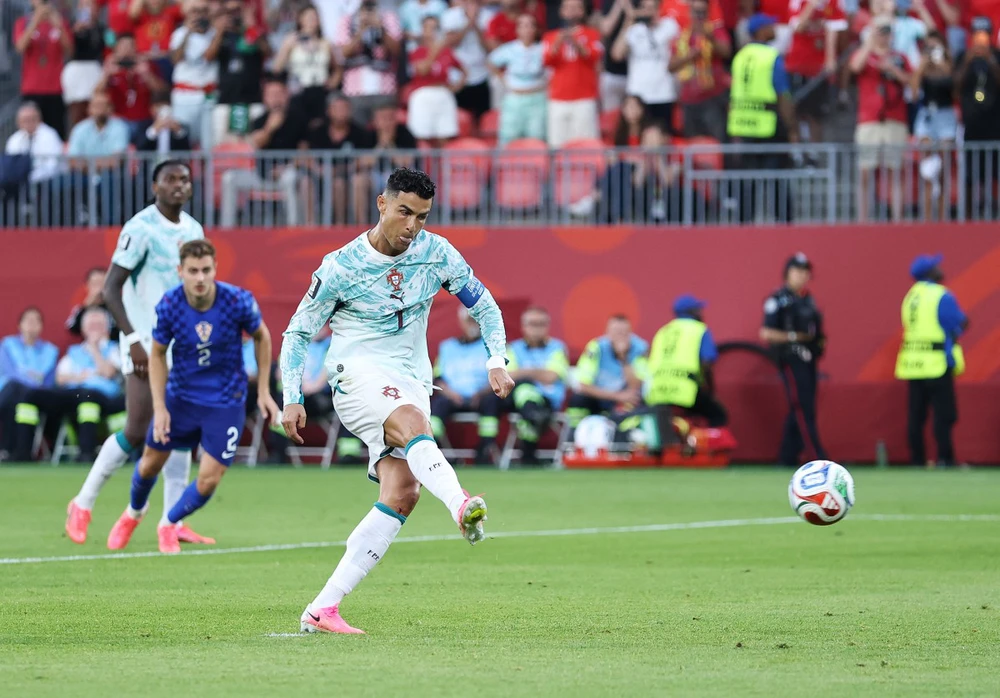 Tin nóng thể thao tối 3/7: Enzo Fernandez xác nhận muốn rời Chelsea, Ronaldo cân bằng kỷ lục phạt đền World Cup của Messi  - Ảnh 2.