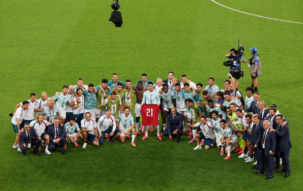 Bồ Đào Nha thắng đúng 1 năm ngày mất của Diogo Jota, Ronaldo bật khóc khi khoác lên mình áo số 21 tưởng nhớ đồng đội - Ảnh 3. Bồ Đào Nha thắng đúng 1 năm ngày mất của Diogo Jota, Ronaldo bật khóc khi khoác lên mình áo số 21 tưởng nhớ đồng đội - Ảnh 3.
