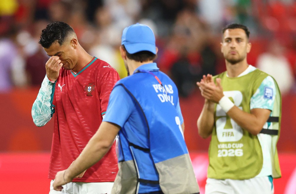 Bồ Đào Nha thắng đúng 1 năm ngày mất của Diogo Jota, Ronaldo bật khóc khi khoác lên mình áo số 21 tưởng nhớ đồng đội - Ảnh 2. Bồ Đào Nha thắng đúng 1 năm ngày mất của Diogo Jota, Ronaldo bật khóc khi khoác lên mình áo số 21 tưởng nhớ đồng đội - Ảnh 2.