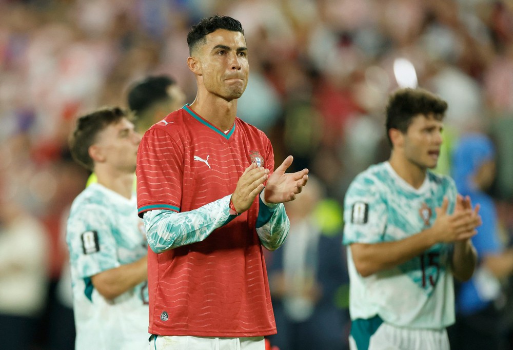 Bồ Đào Nha thắng đúng 1 năm ngày mất của Diogo Jota, Ronaldo bật khóc khi khoác lên mình áo số 21 tưởng nhớ đồng đội - Ảnh 1. Bồ Đào Nha thắng đúng 1 năm ngày mất của Diogo Jota, Ronaldo bật khóc khi khoác lên mình áo số 21 tưởng nhớ đồng đội - Ảnh 1.